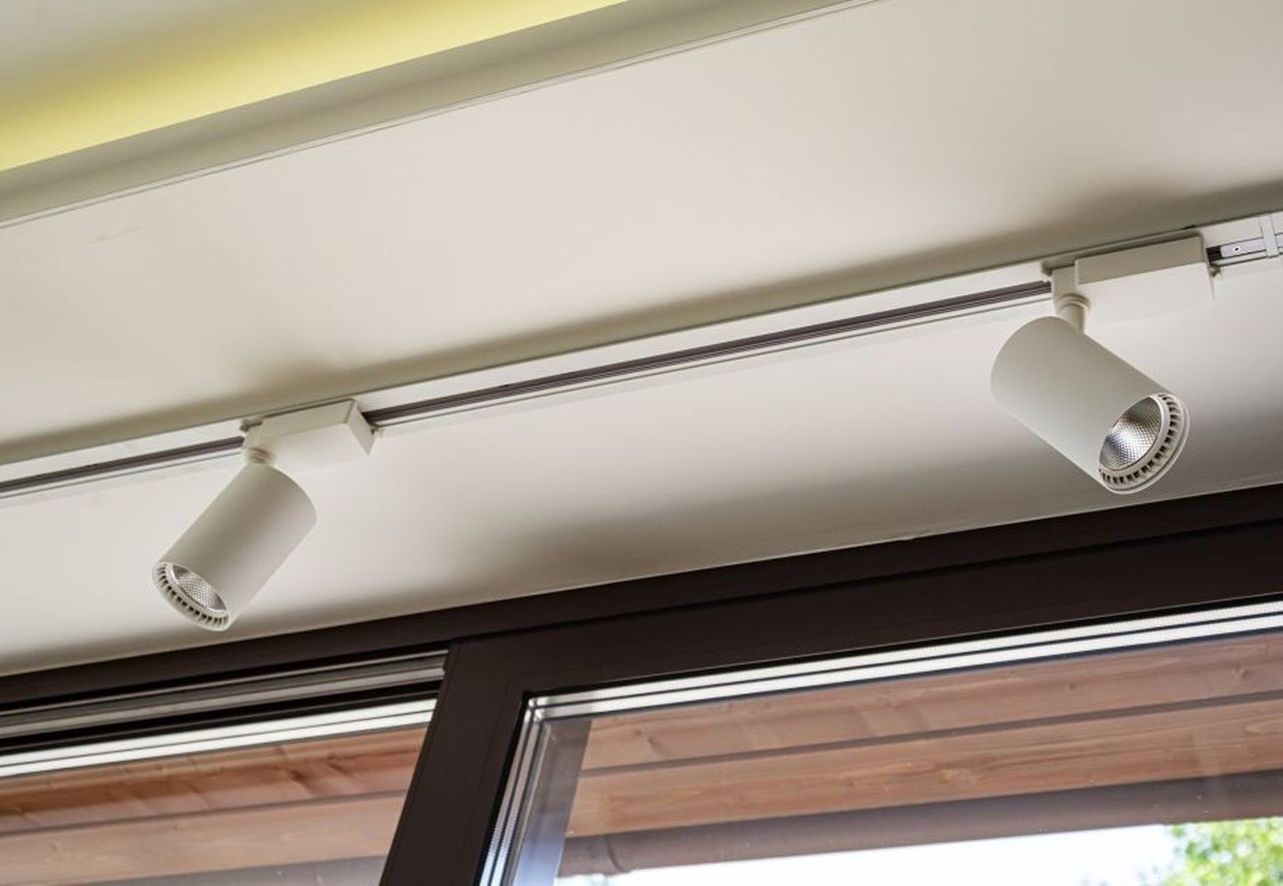 Weiße Deckenlampen wurden entlang einer Leiste montiert. © Believe_In_Me via Getty Images