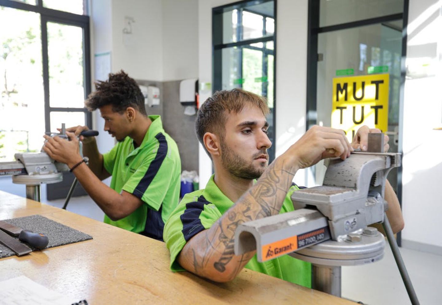 Zwei Auszubildende bei der Arbeit in unserer Lehrwerkstatt. © Stadtwerke Düsseldorf