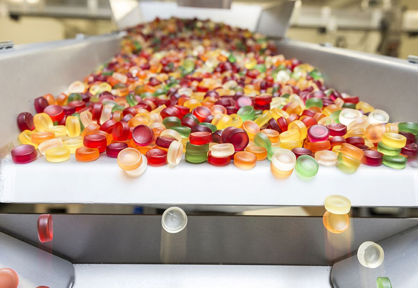 Fruchtgummis aus der Bonner Produktion auf dem Weg zur Tüte. Jeden Tag verlassen allein 100 Millionen Goldbären die Produktion bei HARIBO.