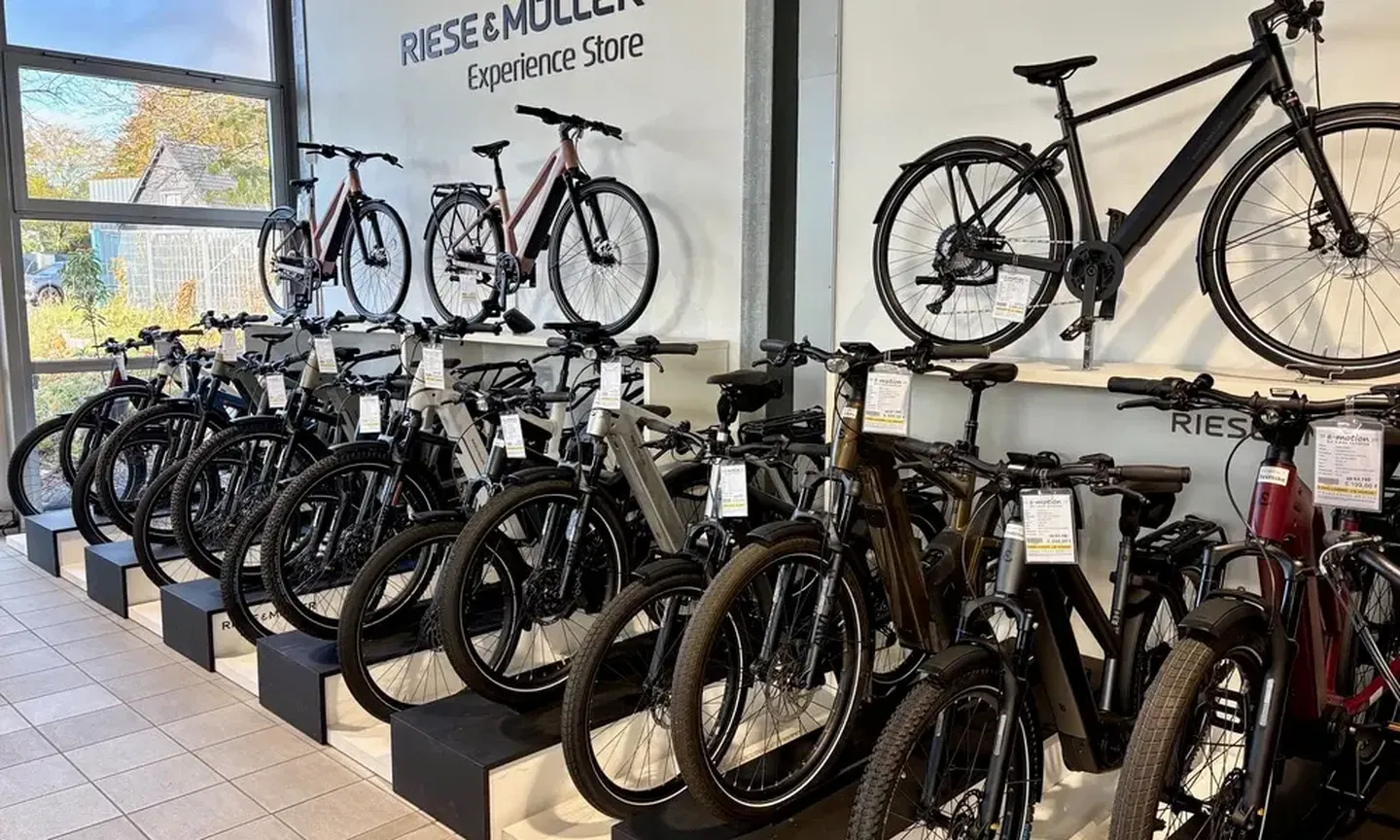 E-Bikes stehen nebeneinander