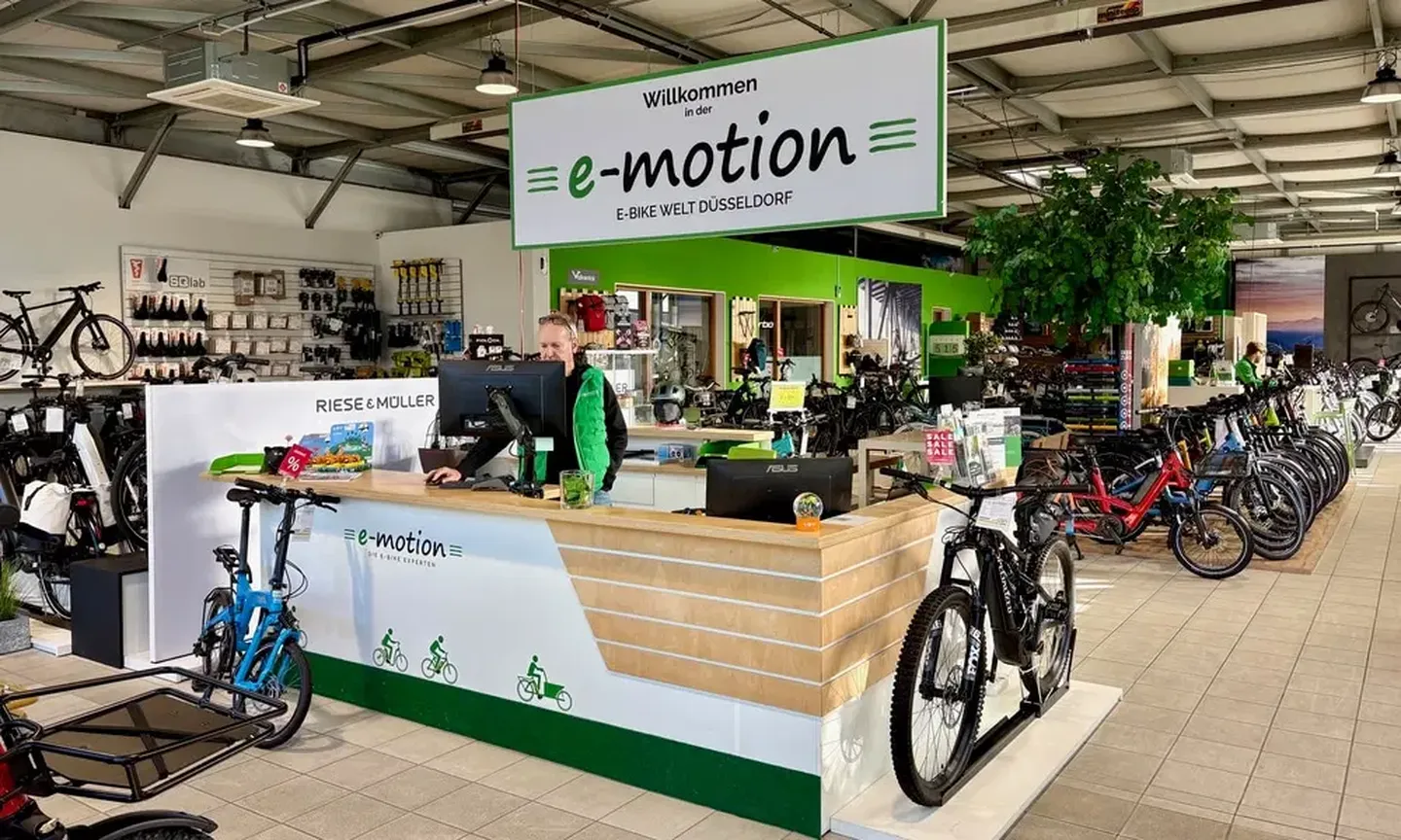 Ein Kundenberater in der E-Bike Welt Düsseldorf