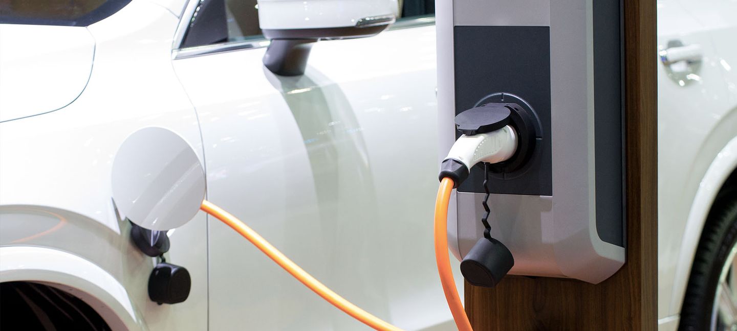 Ladeinfrastruktur für Unternehmen: Eine Ladestation, an dem ein Elektroauto geladen wird