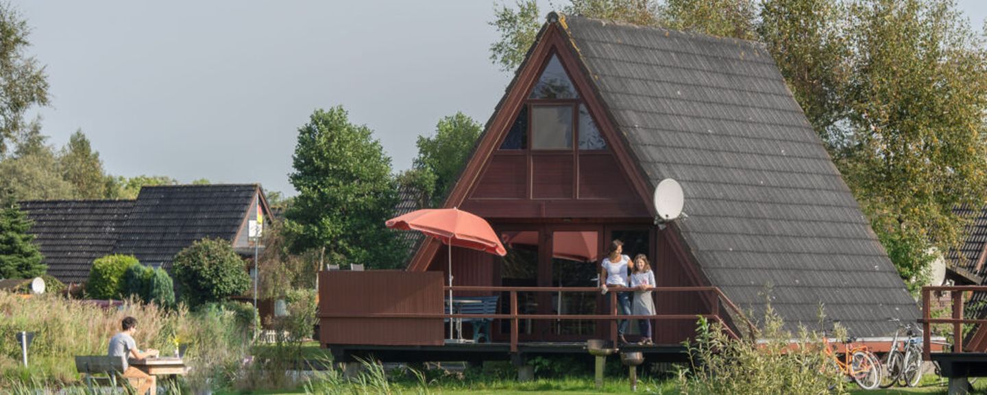 Ein Ferienhaus mit Sonnenschirm in Ostfriesland