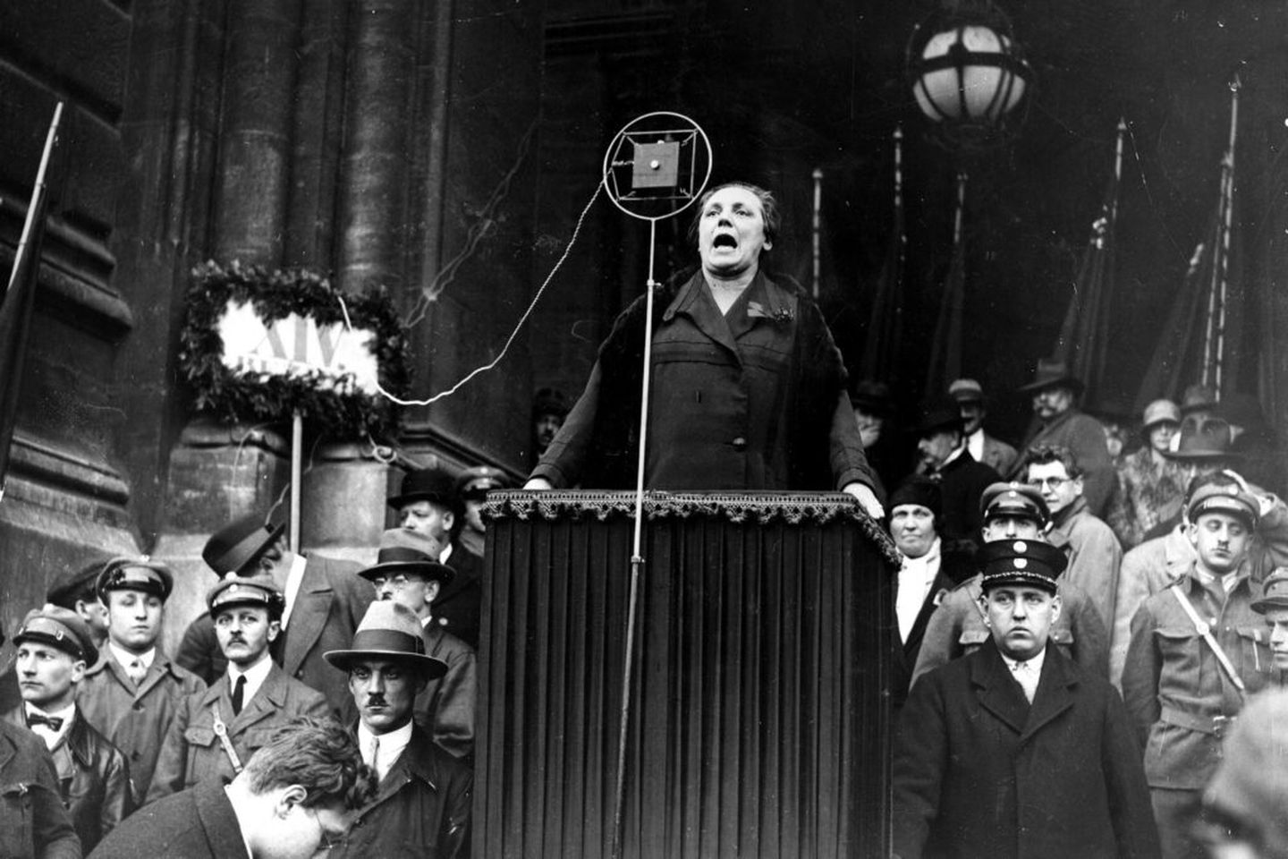 Historische Aufnahme von AWO-Gründerin Marie Juchacz, die eine Ansprache auf einem Podium hält. © Archiv der sozialen Demokratie / AWO, Bild-Signatur: FB038955