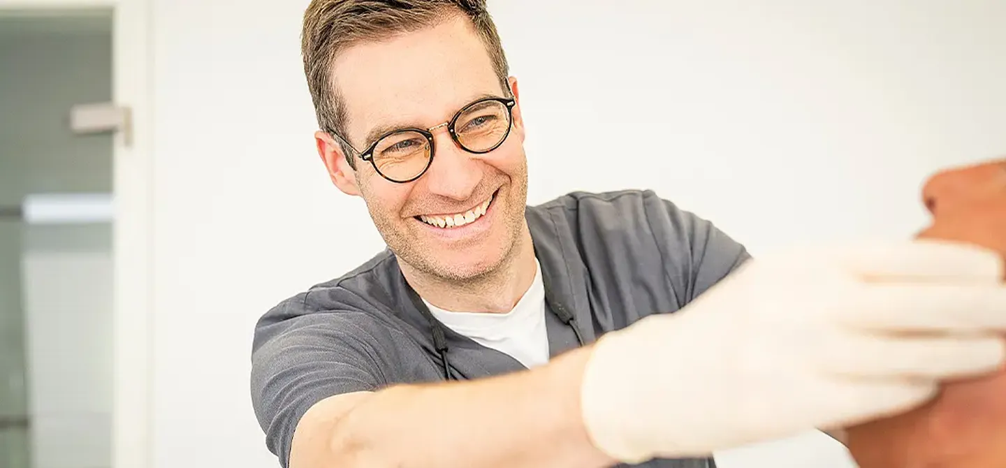 Dr. Maximilian Auf der Lanver mit einem Patienten