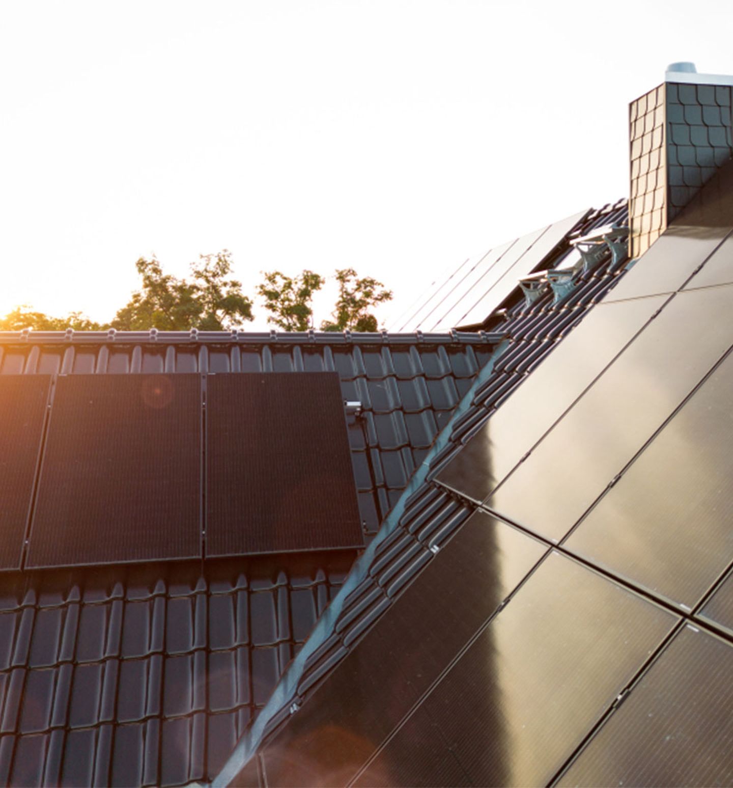 Eine PV-Anlage auf einem Häuserdach © iStock 1720404803