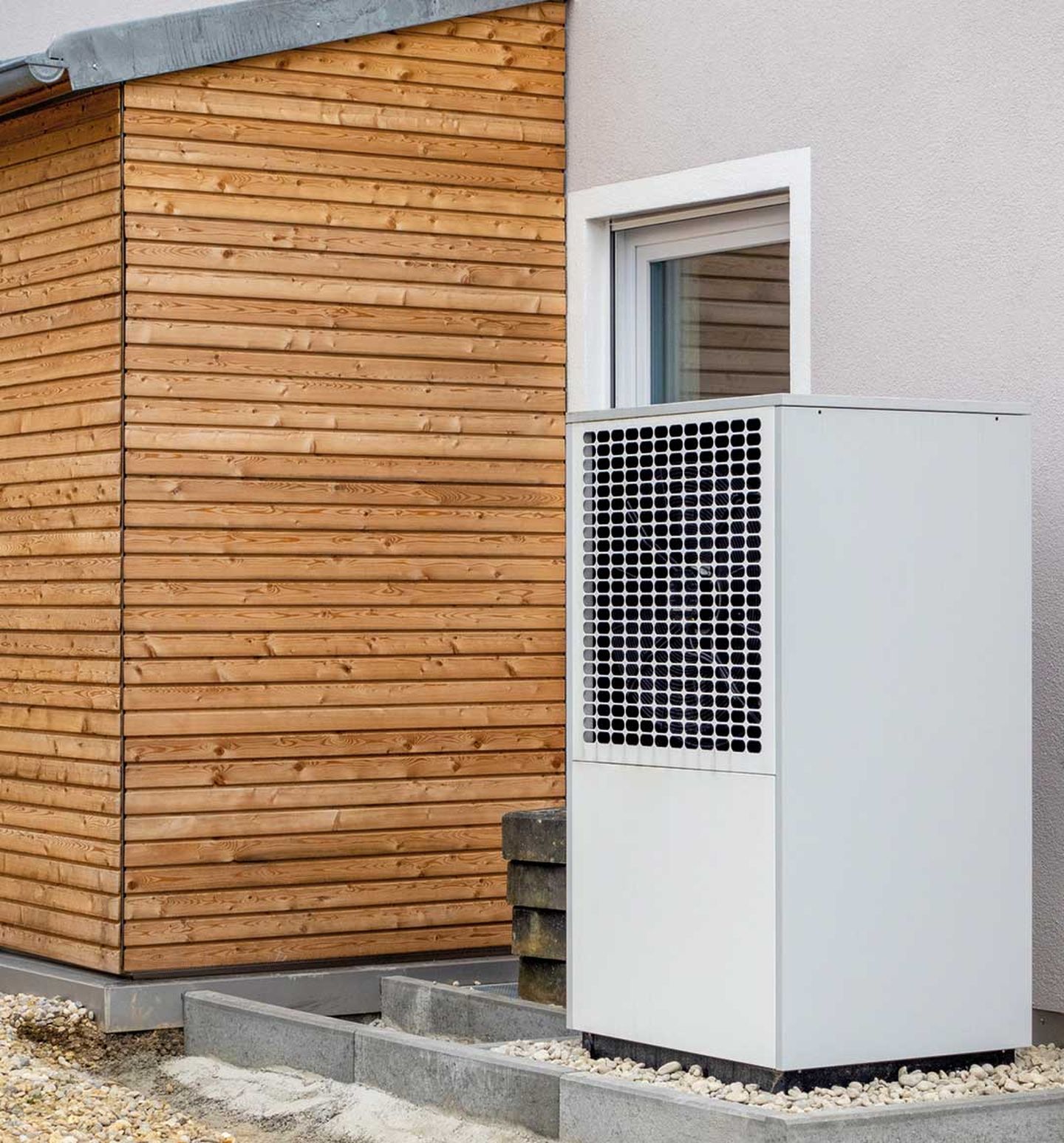 Wärmepumpe vor modernem Einfamilienhaus. © Westend61 / Westend61 via via Getty Images (ID: 1498470376)
