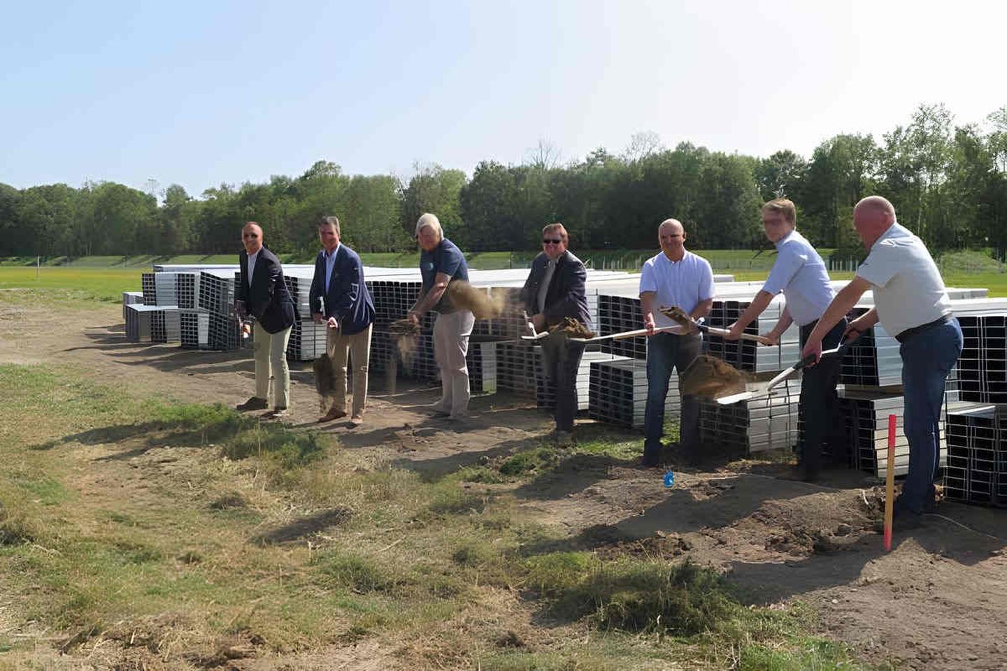 Der erste Spatenstich der Photovoltaikanlage in Plattling im Landkreis Deggendorf
