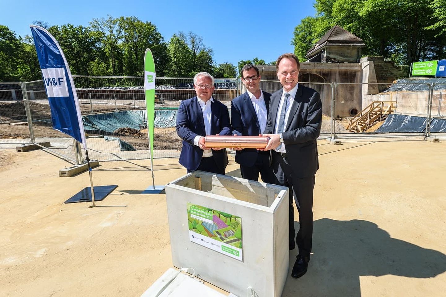 (v. li.) Thomas Fiedler, Bereichsleiter Wayss & Freytag Ingenieurbau, Julien Mounier, Vorstandsvorsitzender der Stadtwerke Düsseldorf und Oberbürgermeister Dr. Stephan Keller bei der Grundsteinlegung zum neuen Hochbehälter Auf der Hardt.
