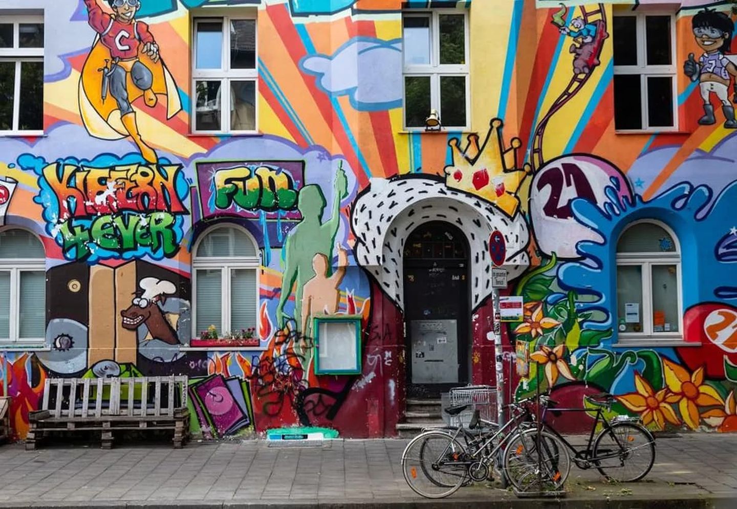 Eine bunte Häuserfassade in der Kiefernstraße in Düsseldorf