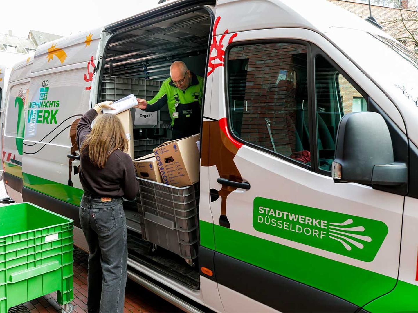 Geschenke werden aus dem Transporter geladen