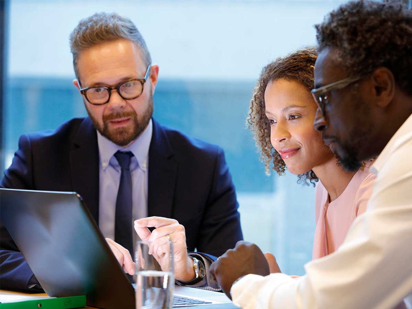 Geschäftskunden lassen sich von einem Energieberater zu den Kosten von Wärmepumpen informieren. © Bloom Productions / DigitalVision via Getty Images