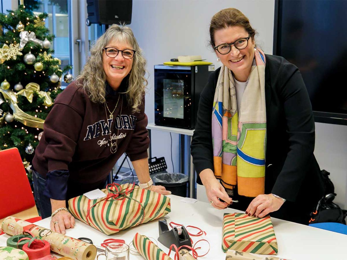 Dagmar Götschenberg und Dr. Charlotte Beissel packen Geschenke ein