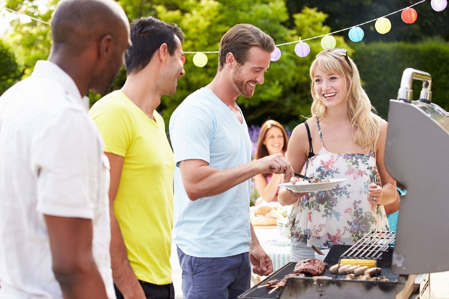 Menschen grillen im Sommer im Garten
