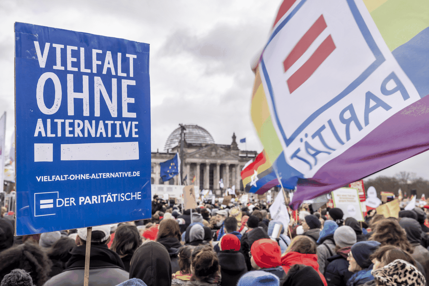 Eine Menschenmasse bei einer Demonstration vor dem Deutschen Bundestag. © Stephanie von Becker via der-paritaetische.de