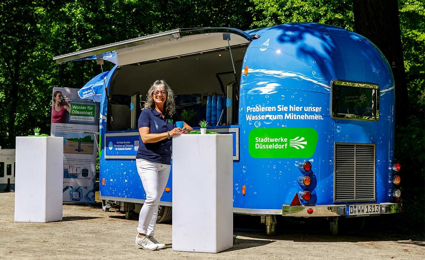 Der Wasserwagen der Stadtwerke Düsseldorf mit Dagmar Götschenberg