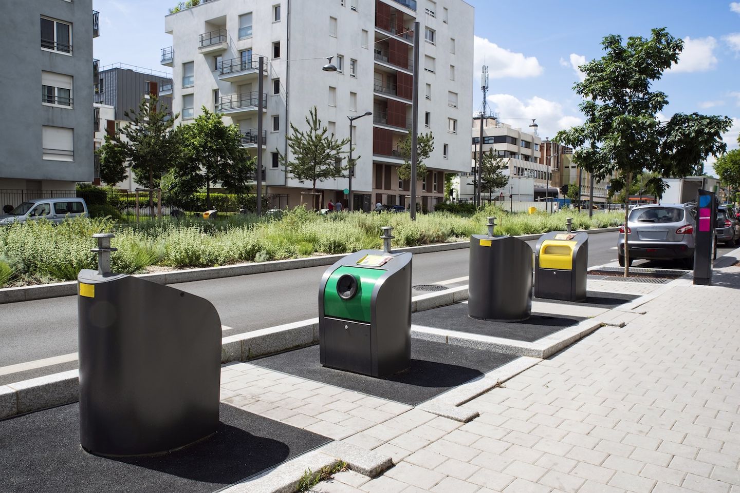 Altglascontainer im Boden
