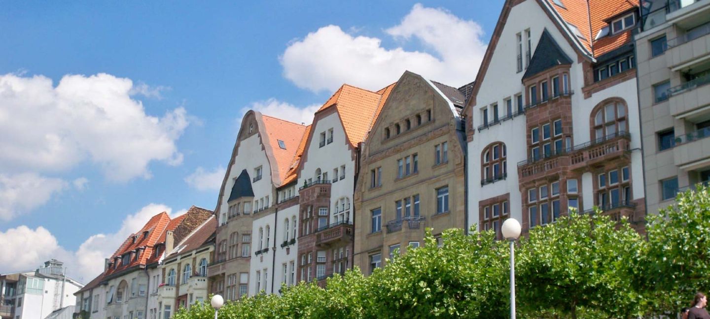 Häuser entlang der Rheinuferpromenade