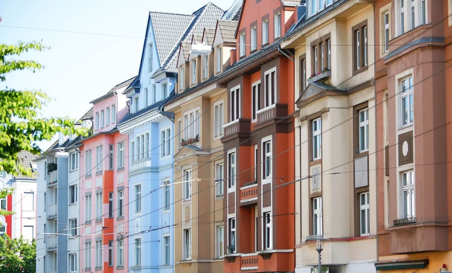 Bunte Hausfassaden auf der Birkenstraße im Stadtteil Flingern in Düsseldorf. © Stadtwerke Düsseldorf