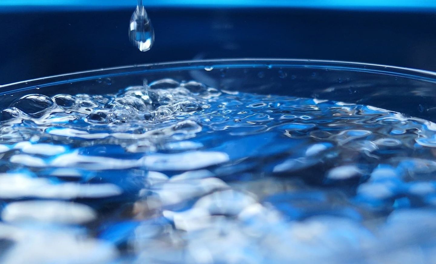 Wassertropfen auf der Wasseroberfläche