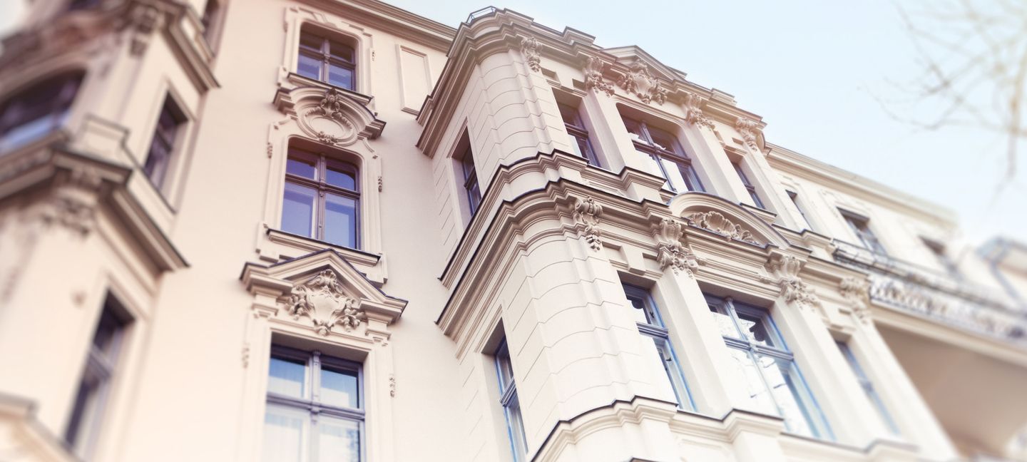 Ein Altbaugebäude aus der Froschperspektive