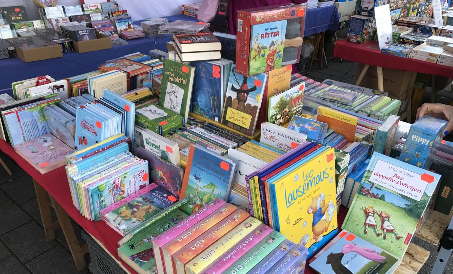 Bunte Kinderbücher liegen auf einem Tisch an einem Stand der Düsseldorfer Büchermeile. © Claudia Adams / Altstadt Marketing GmbH Claudia Adams / Altstadt Marketing GmbH