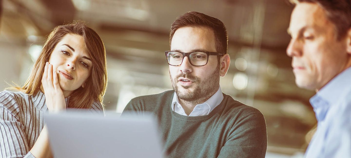 Energieberatung Gewerbe-Business: Drei Personen sitzen am Laptop