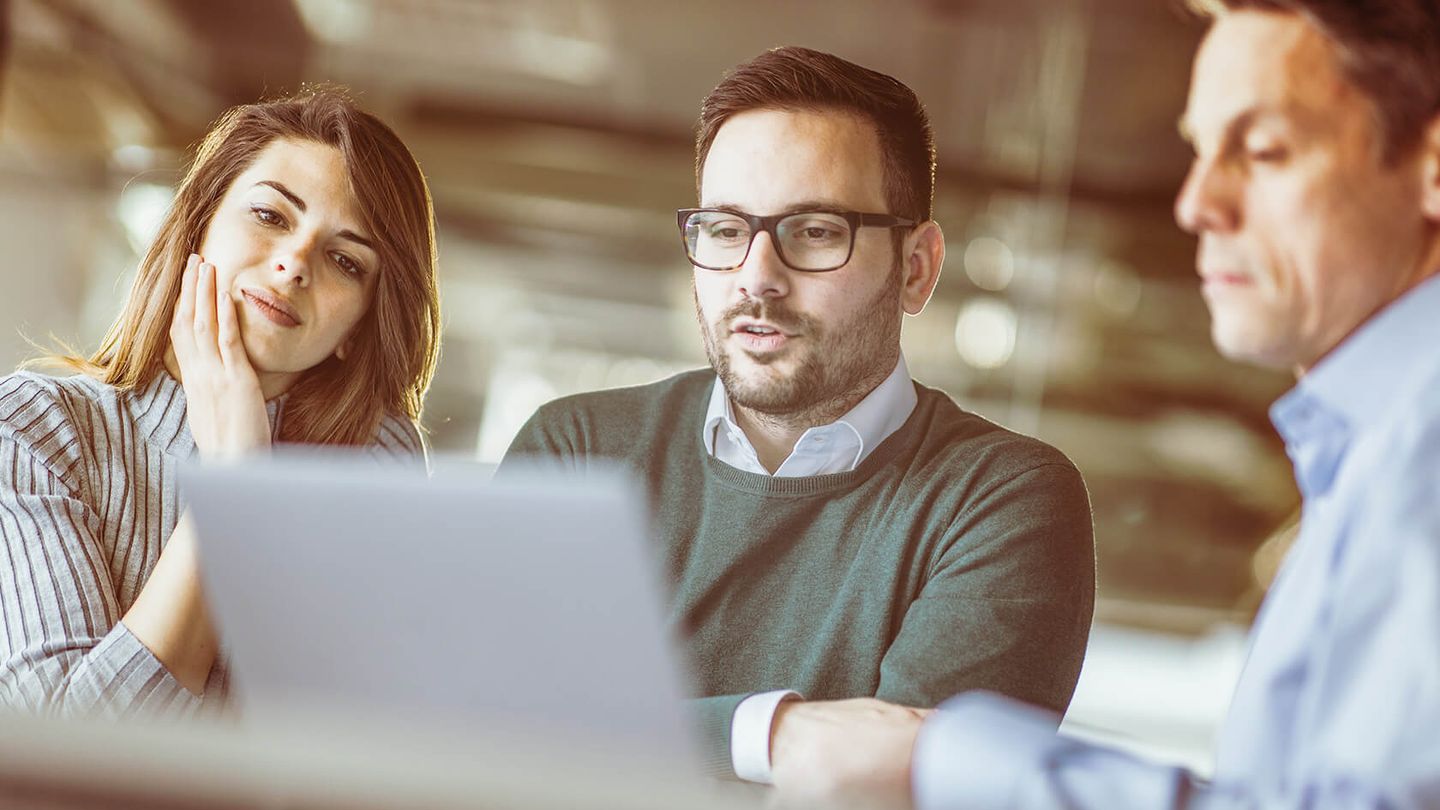 Energieberatung Gewerbe-Business: Drei Personen sitzen am Laptop
