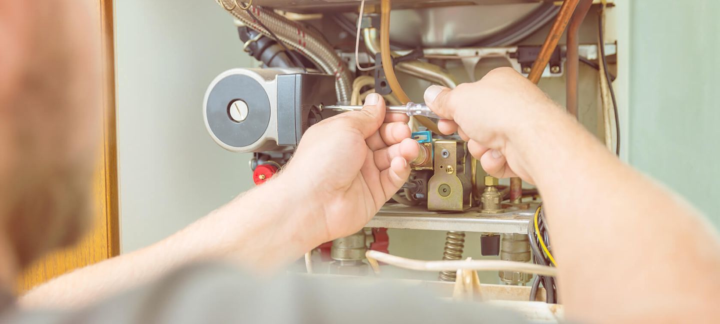 Ein Techniker überprüft ein Gasgerät