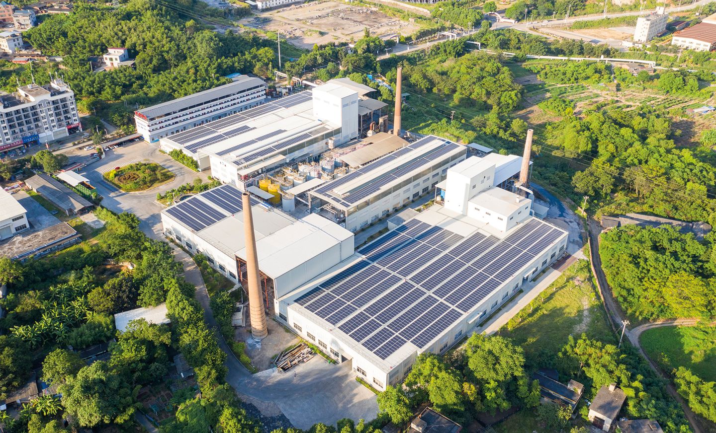 Die Dachfläche einer Fabrikhalle ist mit zahlreichen Photovoltaikmodulen ausgestattet. © Longhua Liao / Moment via via Getty Images