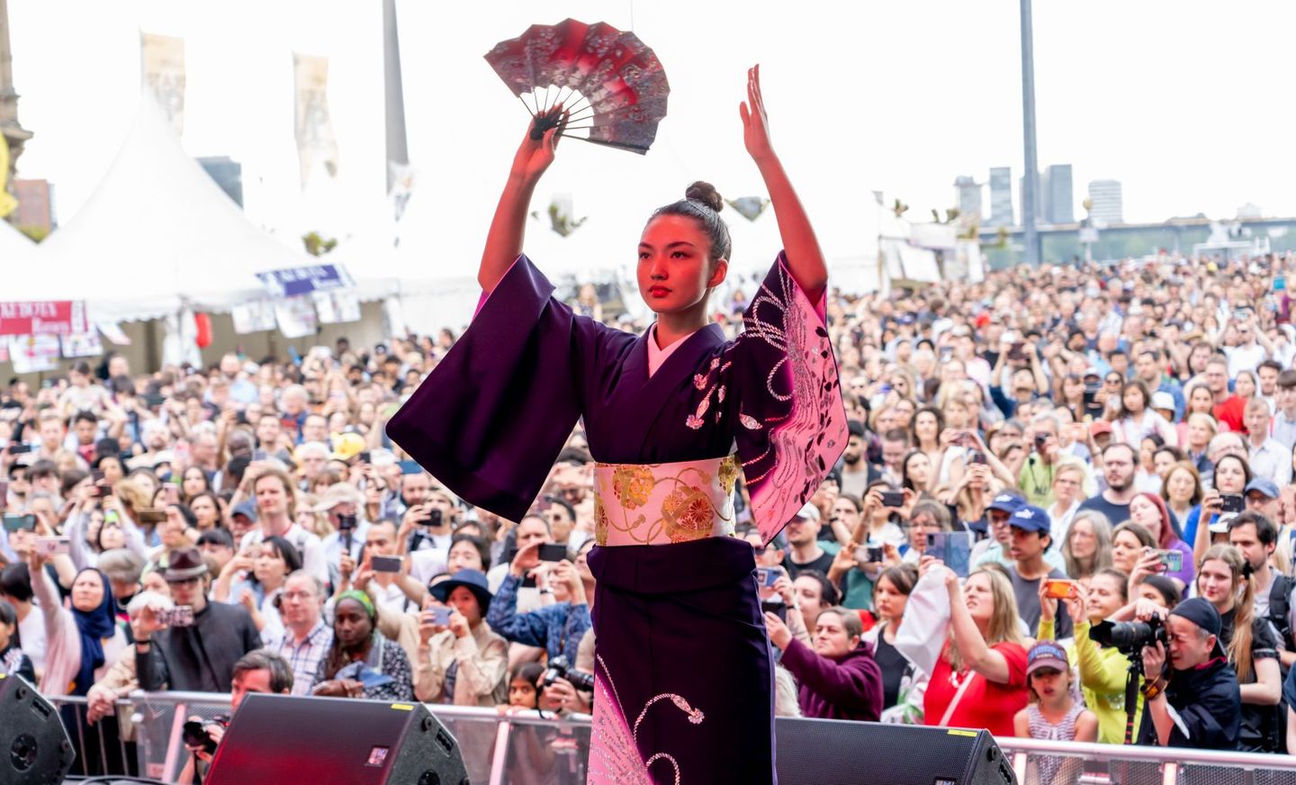 Eine Frau mit Kimono und Fächer bei einer Performance auf einer Bühne beim Japan-Tag in Düsseldorf.