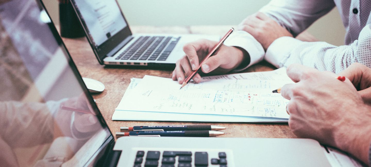 Energieaudit: Notbooks und Notizen am Schreibtisch
