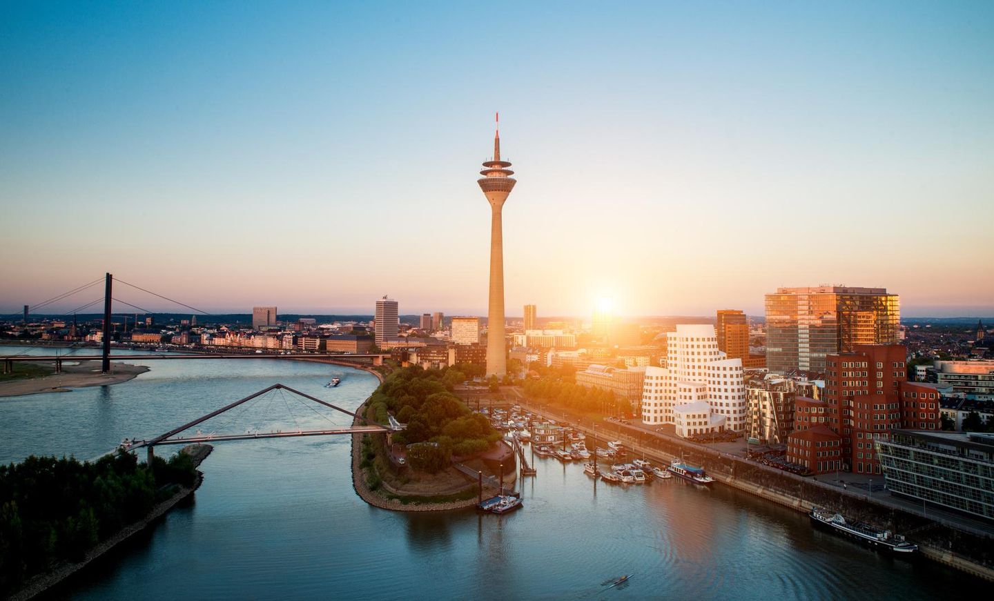 Blick auf den Düsseldorfer Medienhafen, Rheinturm und die bekannten Gehry-Bauten mit Sonnenuntergang im Hintergrund