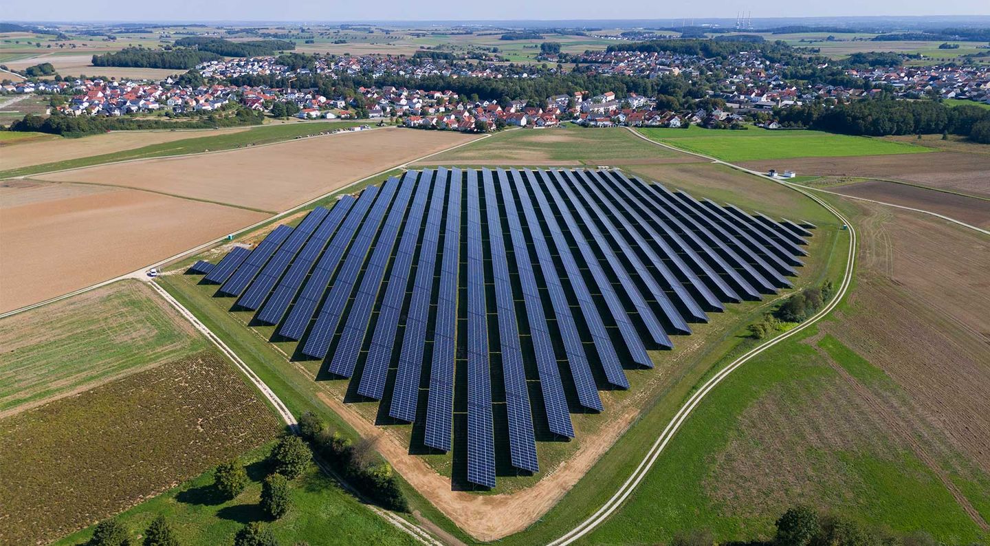Eine Luftaufnahme vom Solarpark Kösching