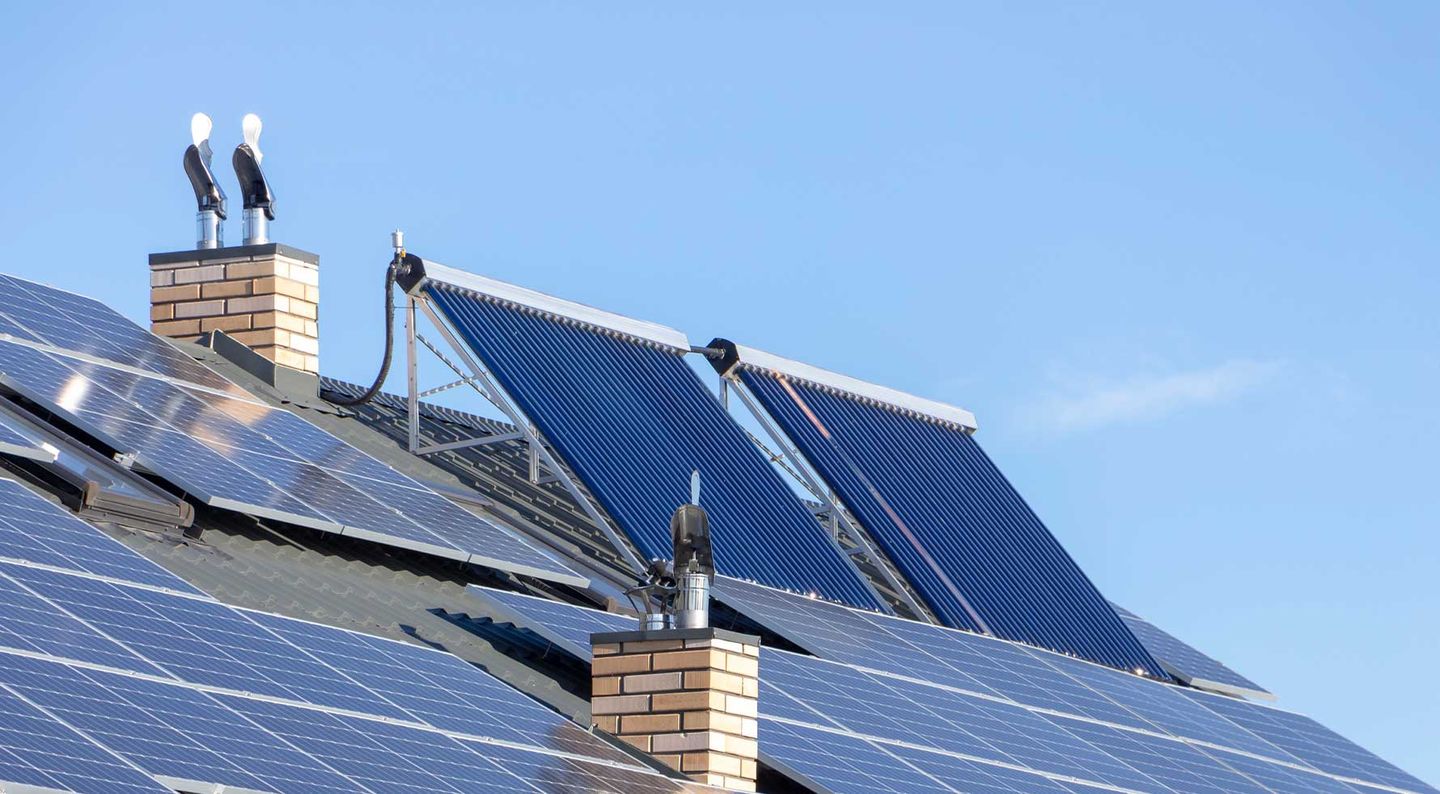 Während Photovoltaik Sonnenlicht in Strom umwandelt, nutzt Solarthermie die Sonnenenergie zur Warmwasserbereitung und für Heizungswärme. © SlavkoSereda / iStock / Getty Images Plus / via Getty Images