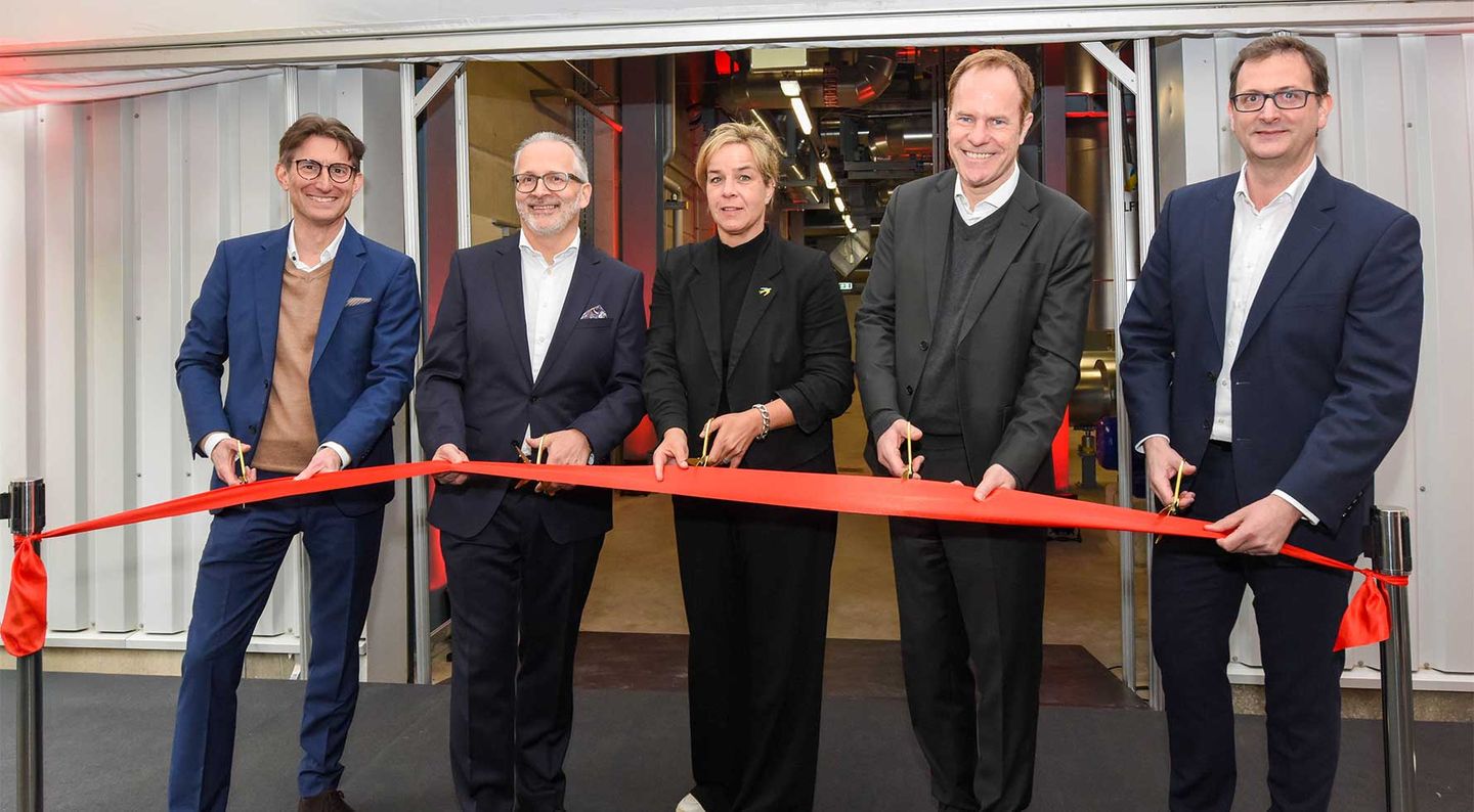 Dr. Daniel Kleine, Carsten Knobel, Mona Neubaur, Dr. Stephan Keller und Julien Mounier bei der Eröffnung der Energiezentrale für das Fernwärme-Projekt von Henkel und den Stadtwerken (v.l.n.r.). Copyright: Steffen Hauser
