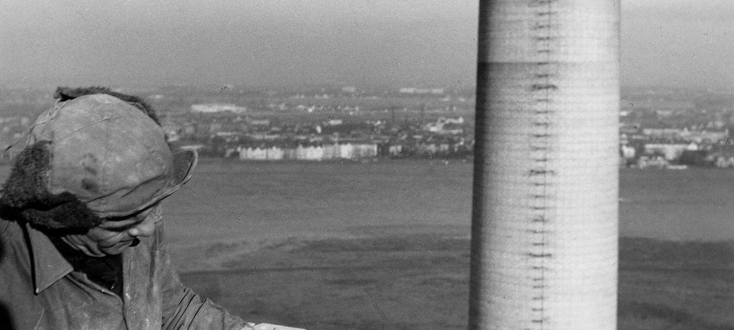 Ein Mann auf dem Kraftwerk Lausward in den 1950er Jahren