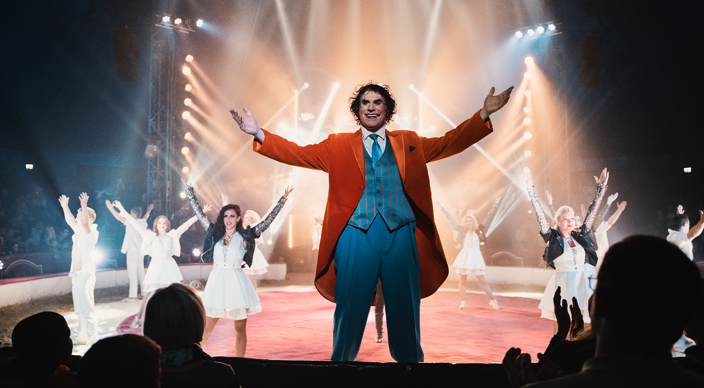 Ein Zirkusdirektor eröffnet die Show