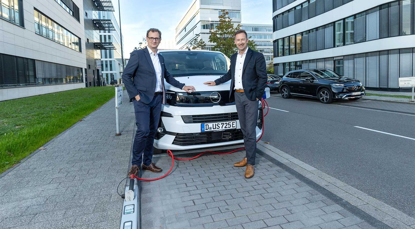 Julien Mounier, Vorstandsvorsitzender der Stadtwerke Düsseldorf (links) und Lars Redeligx, Vorsitzender der Geschäftsführung der Flughafen Düsseldorf GmbH (rechts) © Melanie Zanin