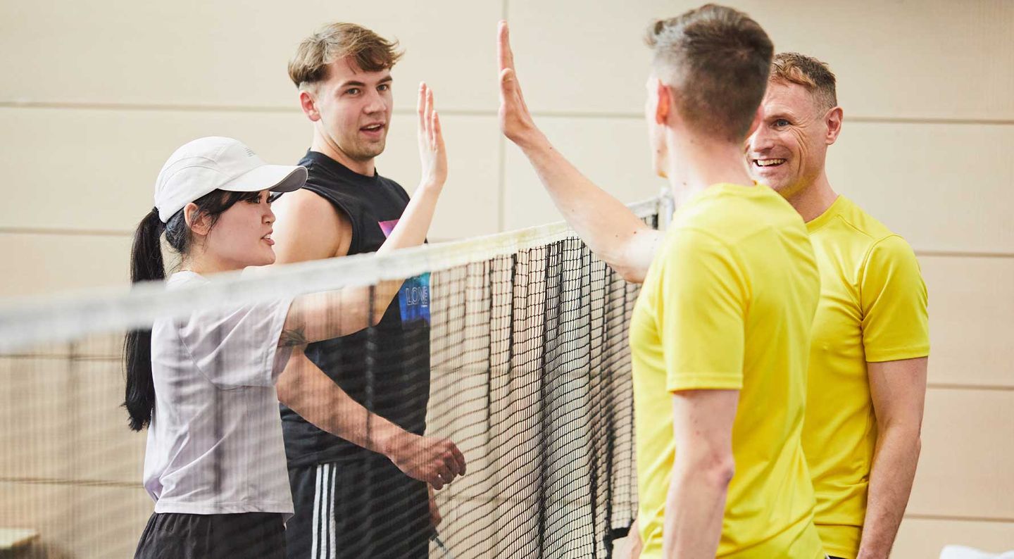Badminton-Spieler:innen beim Düssel-Cup ©Moritz Leick