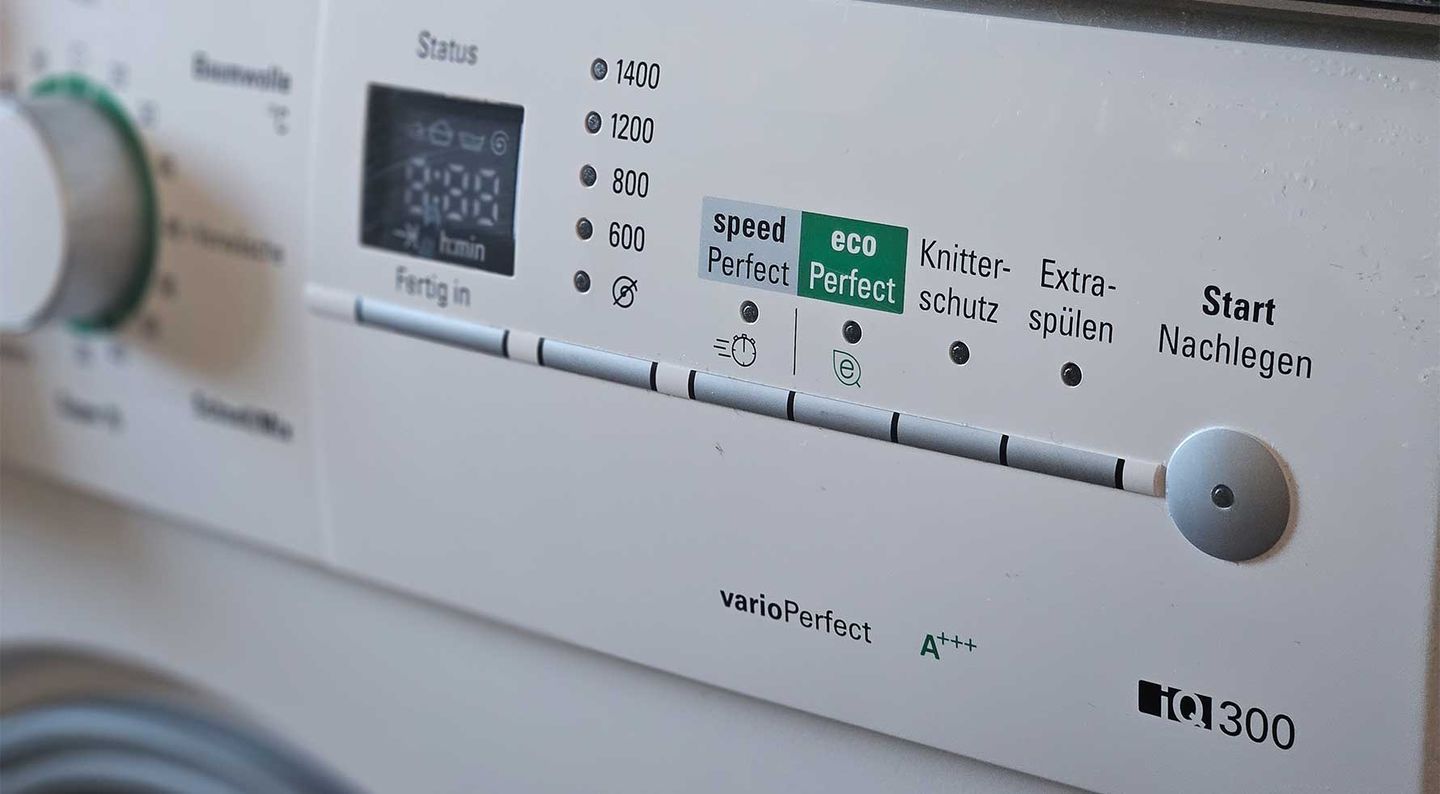 Eine Waschmaschine mit Eco-Programm in der Nahaufnahme