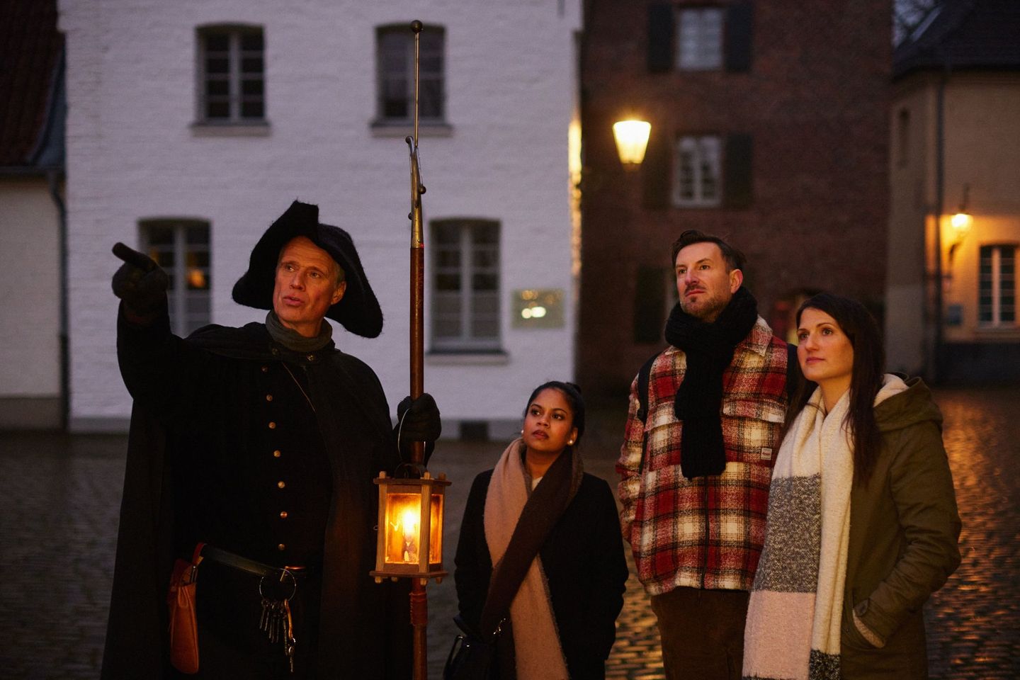 Nachtwächter führt eine Gruppe durch Kaiserswerth