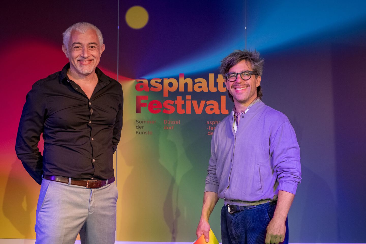 Christof Seeger-Zurmühlen und Bojan Vuletić schauen lachend in die Kamera. © Ralf Puder via asphalt-festival.de