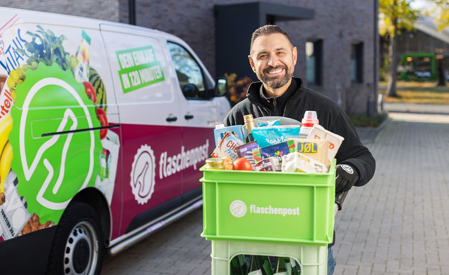 Ein Mitarbeiter von Flaschenpost liefert eine Lieferung aus