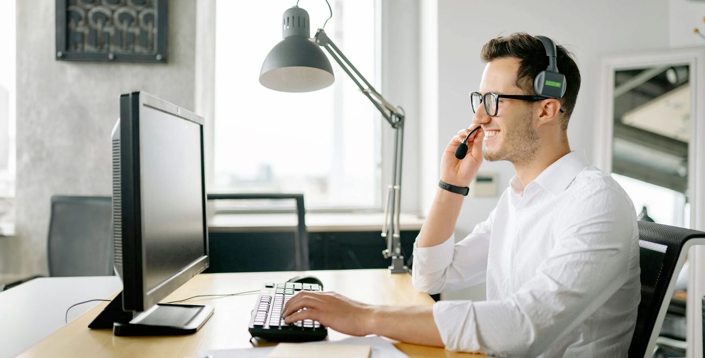 Ein Mitarbeiter des Kundenservices telefoniert mit einem Headset @yankrukov via via Pexels