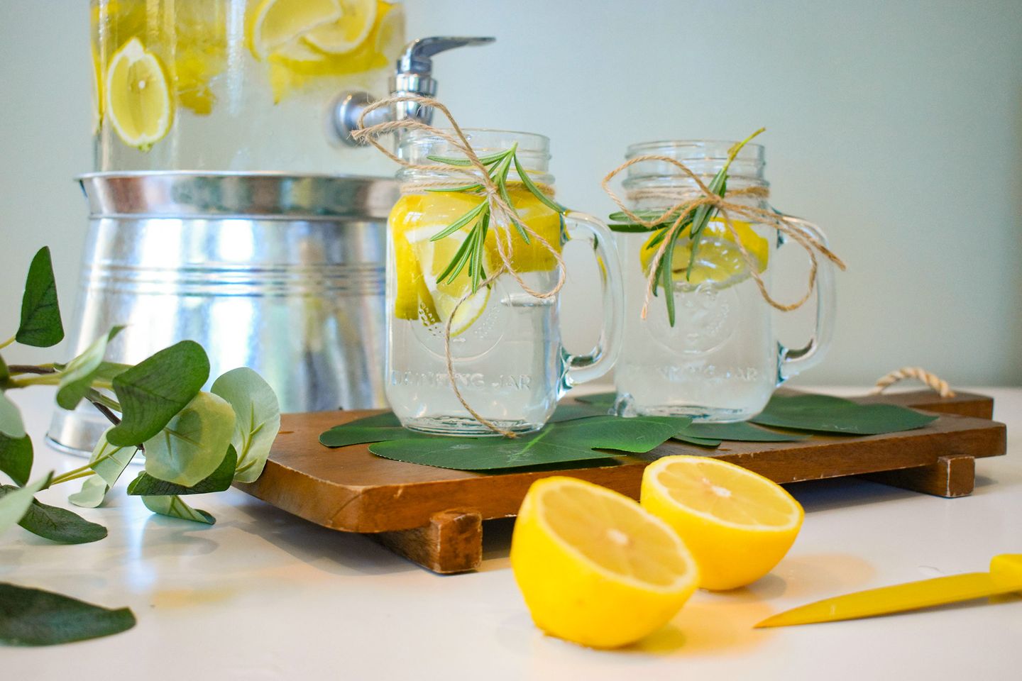 Trinkwasser-Drinks mit Zitrone