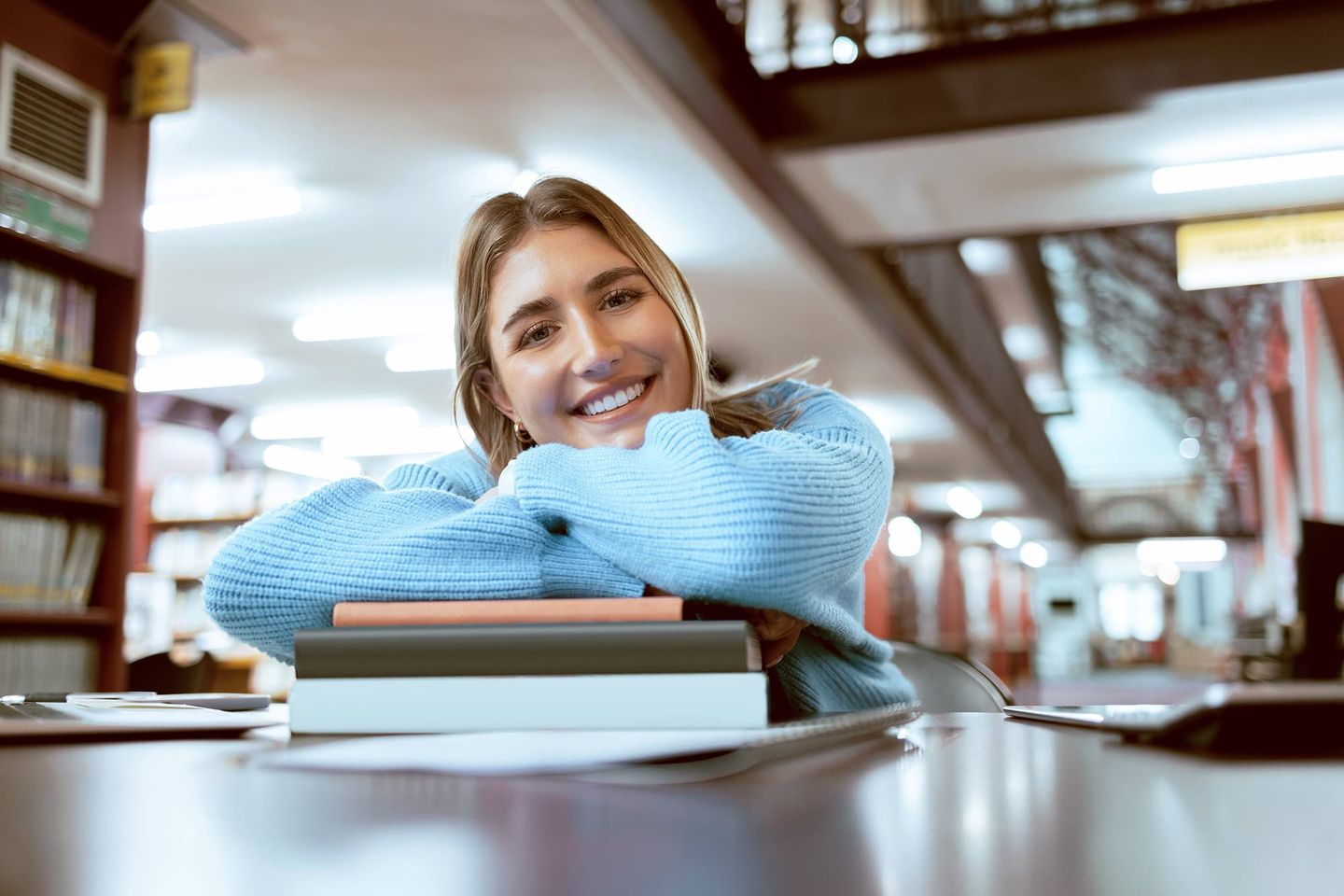 Eine Studentin in einer Bibliothek