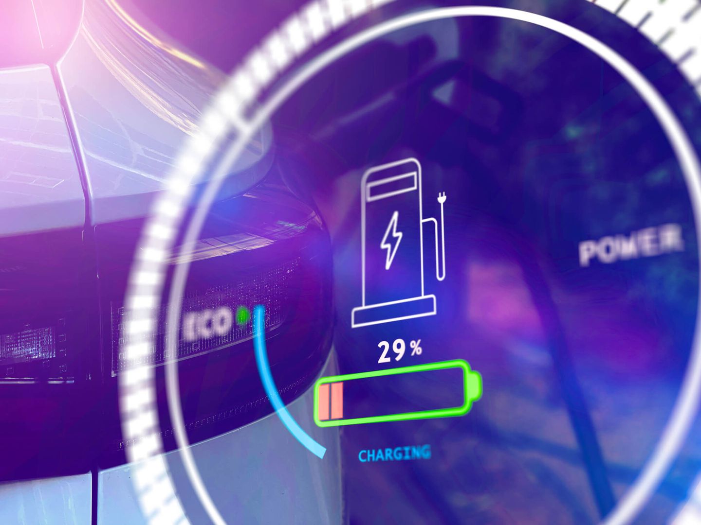 Ein Display im E-Auto zeigt den Ladestatus und Batteriestand an. © gargantiopa / iStock / Getty Images Plus via Getty Images