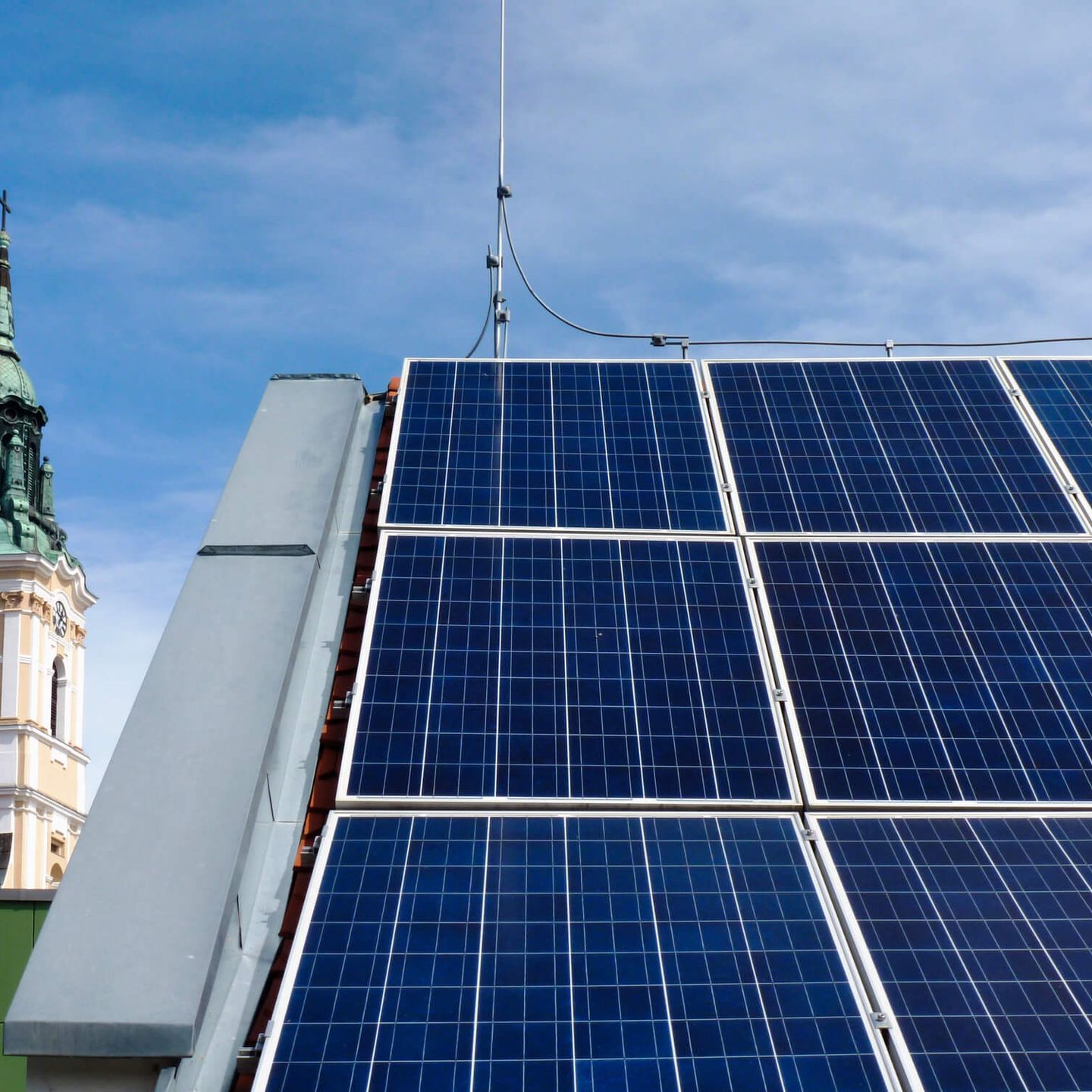 Eine PV-Anlage mit Blitzschutz auf einem Hausdach. © Istvan Balogh / iStock / Getty Images Plus via Getty Images