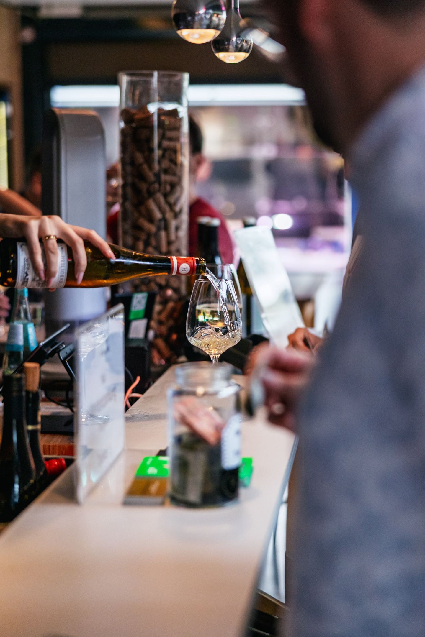 Ein Glas Weißwein wird eingegossen